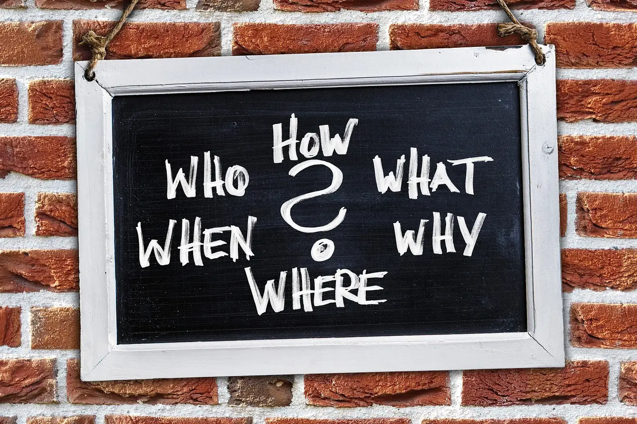 a blackboard with the words how who what when why where written on it