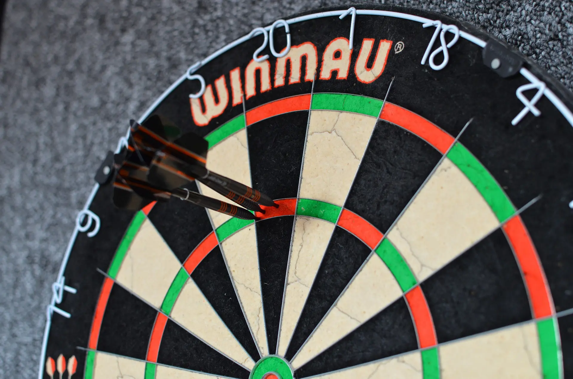 a dart board with the word winmau on it