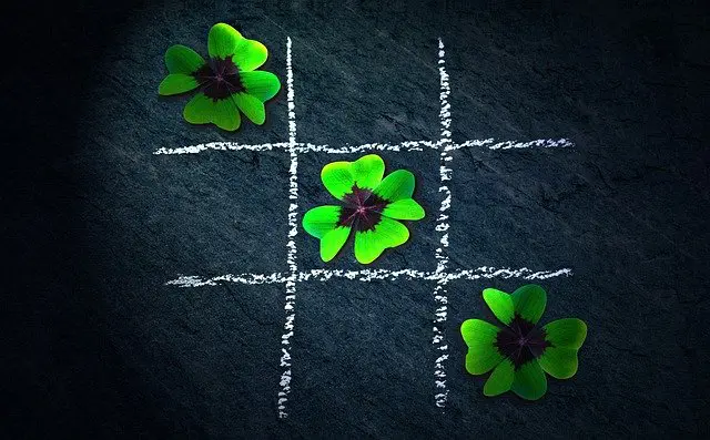 a tic tac toe game with four leaf clovers